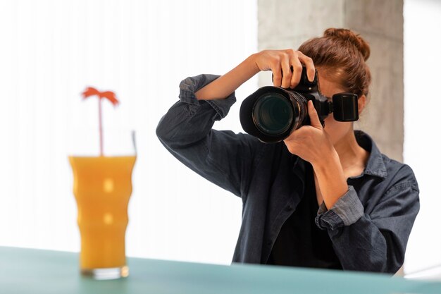 Photographe de produit féminin en studio