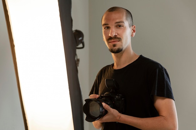 Photographe produit masculin faisant son travail en studio