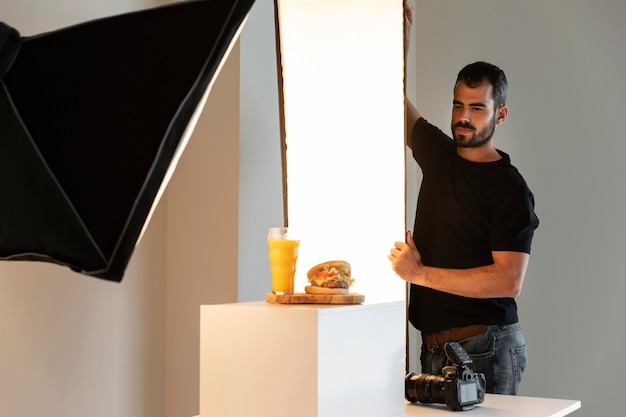 Photographe de produits créatifs en studio