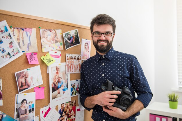 Photographe professionnel travaillant au bureau