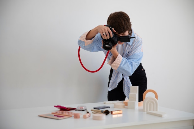 Photographe spécialisé de taille moyenne prenant des photos