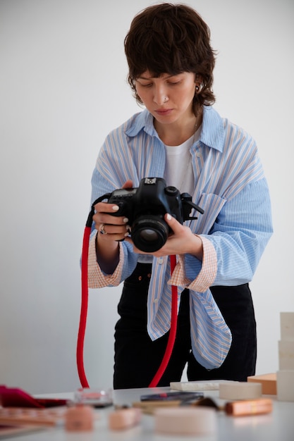 Photographe spécialisé de taille moyenne prenant des photos