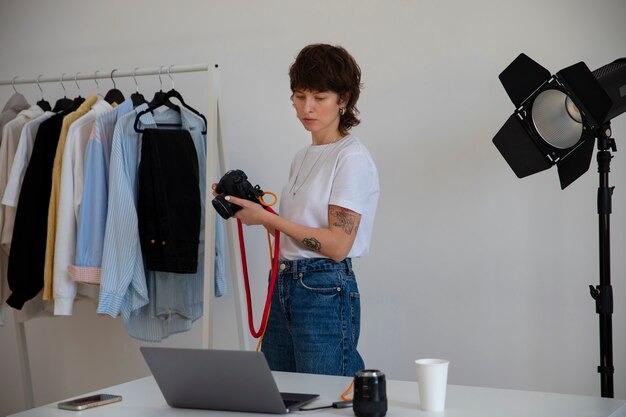 Photographe spécialisé de taille moyenne prenant des photos