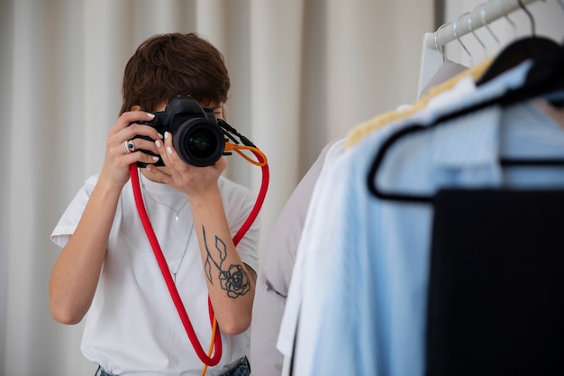 Photographe spécialisé de taille moyenne prenant des photos