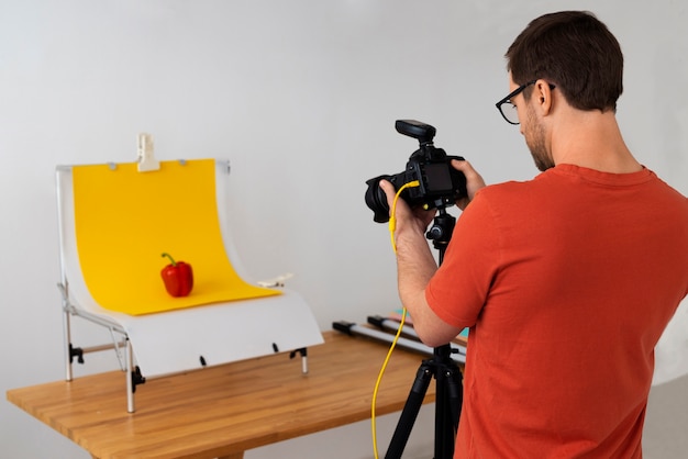 Photographe spécialisé de taille moyenne travaillant en studio