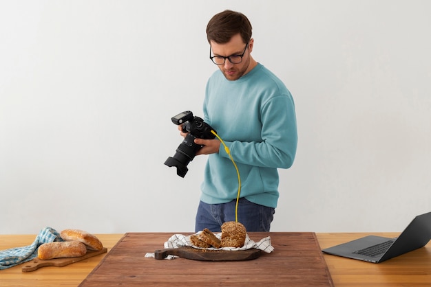 Photo gratuite photographe spécialisé de taille moyenne travaillant en studio