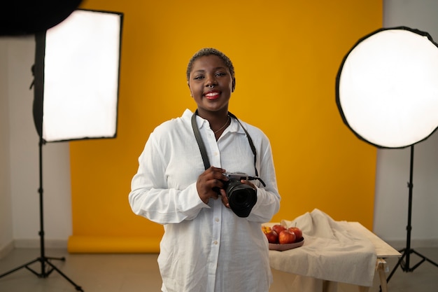 Photo gratuite photographe de taille moyenne prenant des photos de fruits