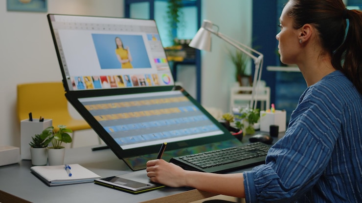 Photo gratuit photographe travaillant sur la retouche d'images avec un logiciel dans un studio de production multimédia. graphiste effectuant des travaux d'édition sur un ordinateur à écran tactile et une tablette avec un stylet pour la retouche d'image