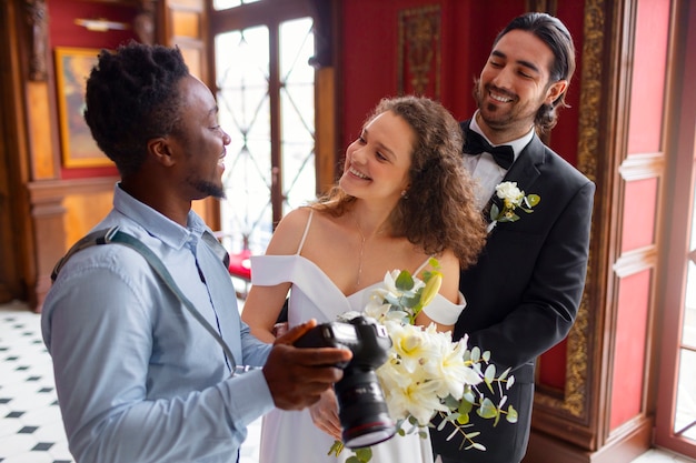 Photographe de vue de face discutant avec un couple