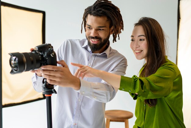 Photographes à plan moyen avec appareil photo