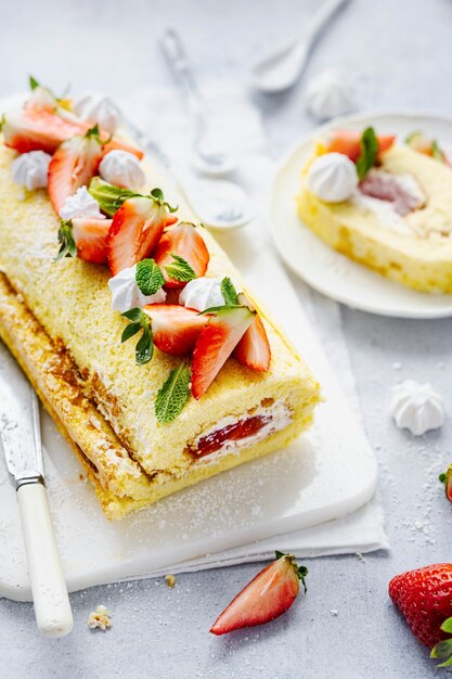 Photographie alimentaire du rouleau suisse aux fraises moelleuses