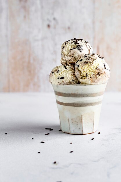 Photographie alimentaire saveur crème glacée aux pépites de chocolat