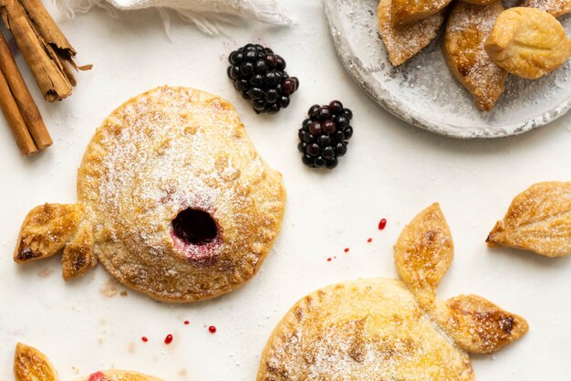 Photographie alimentaire de tarte aux pommes et aux mûres biologiques