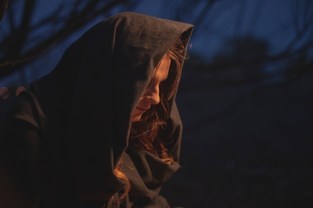 Photographie artistique d'un mage mâle de côté