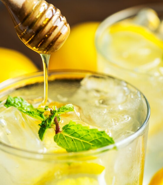 Photographie de boissons au miel et au soda
