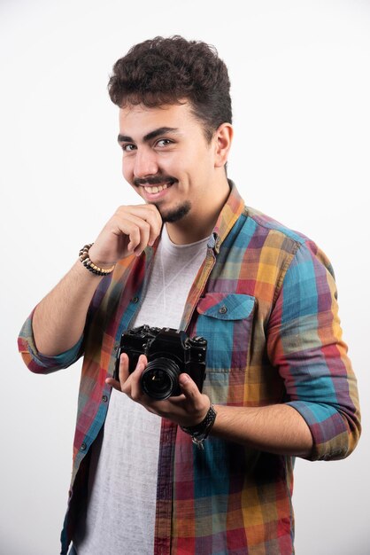 Photographie demandant au client de sourire pendant qu'il prend des photos.