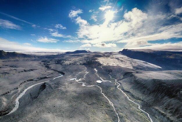 Photographie grand angle de la chaîne de montagnes pendant la journée