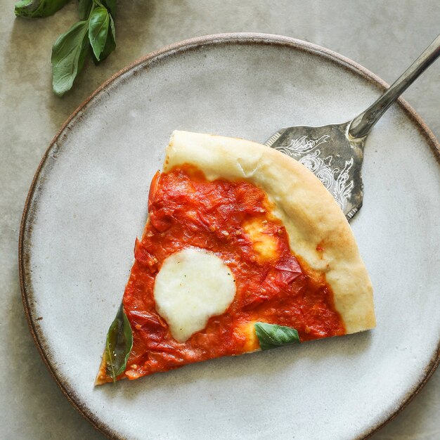 Photographie de nourriture de pizza Margherita végétalienne faite maison