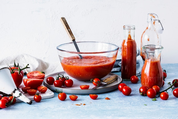 Photographie de nourriture de soupe de tomate gaspacho maison