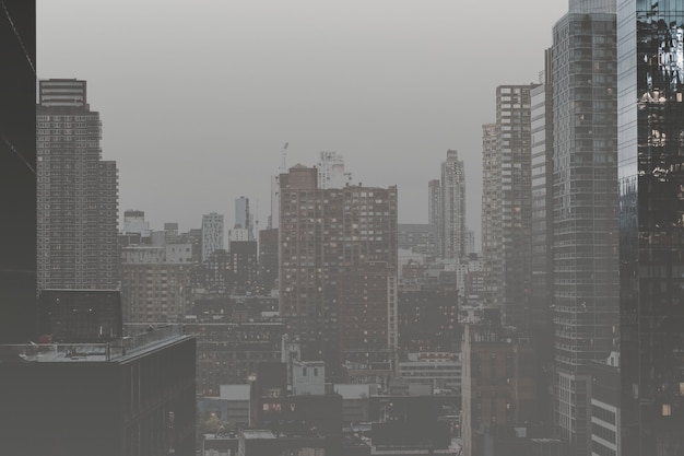 Photographie de paysage monotone de ville polluée par l'air