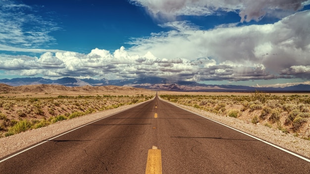 Photographie de route vide pendant la journée