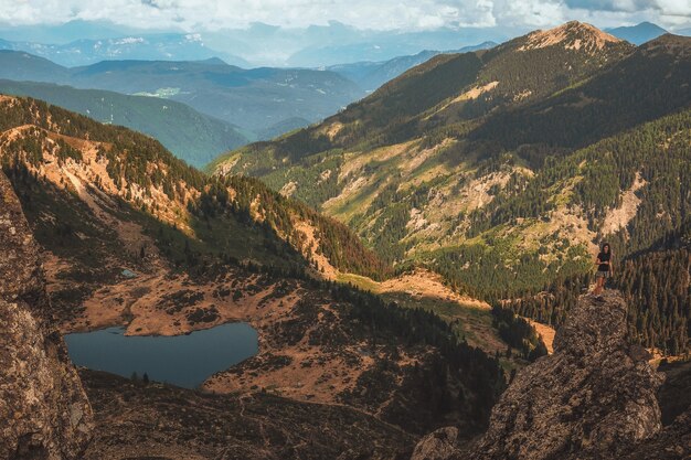 Photographie de vue aérienne du lac entouré de montagnes pendant la journée
