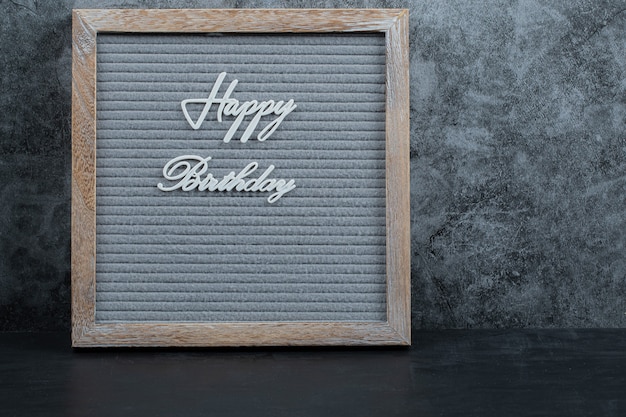 Phrase de joyeux anniversaire intégrée sur le tissu gris