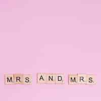 Photo gratuite phrase mrs et mrs sur des carrés de bois