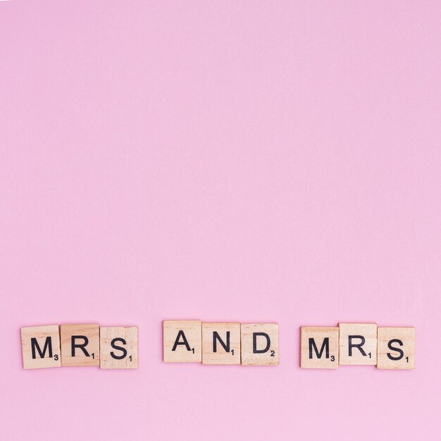 Phrase Mrs et Mrs sur des carrés de bois