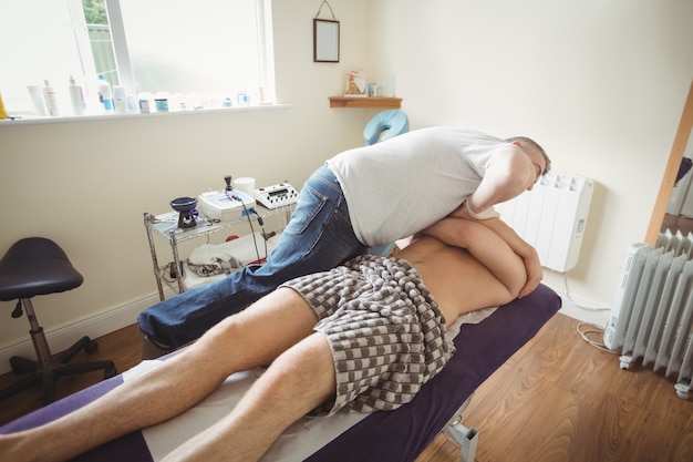 Photo gratuite physiothérapeute examinant l'épaule d'un patient