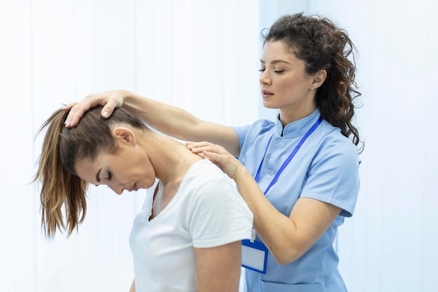 Physiothérapeute faisant un traitement de guérison sur le cou de la femmeAjustement chiropratique concept de soulagement de la douleursyndrome de bureau