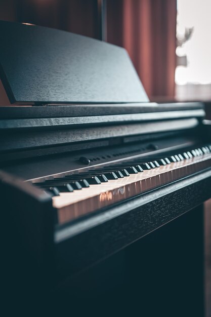 Piano électronique en gros plan dans une pièce sombre