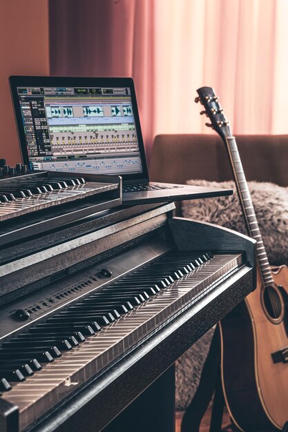 Piano électronique et guitare à l'intérieur de la chambre