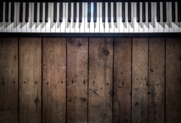 Photo gratuit piano sur fond de bois gros plan, instruments de musique concept