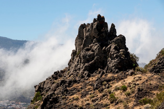 Pic rocheux entouré de nuages