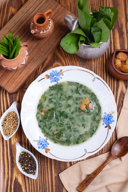 Épices épinards oignon soupe verte vue de dessus