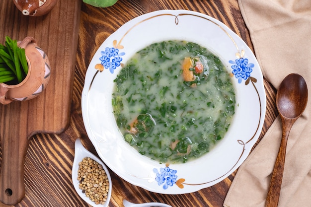 Épices épinards oignon soupe verte vue latérale