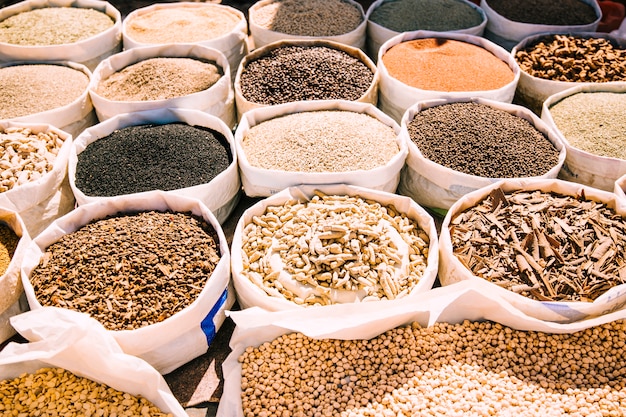 Épices sur le marché au maroc