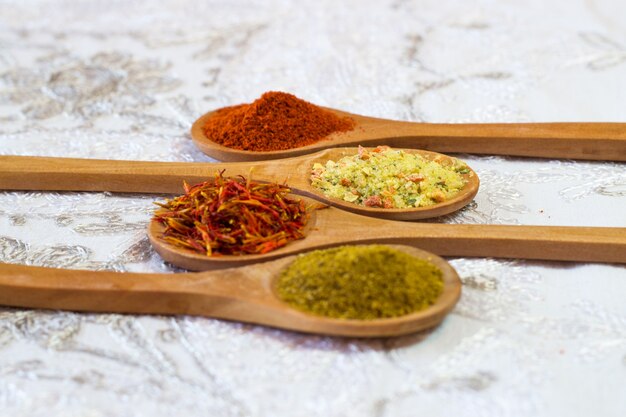 Épices. Épice en cuillère en bois. Herbes. Curry, safran, curcuma,