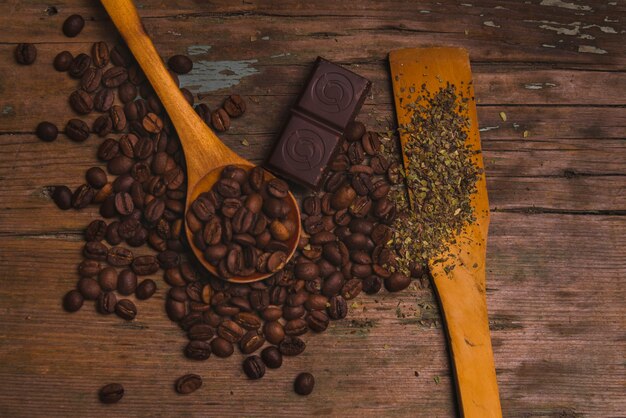 Épices près de café et de chocolat