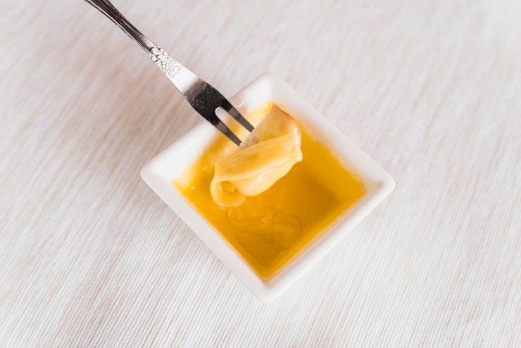 Photo gratuit pick avec du pain dans la fondue au fromage