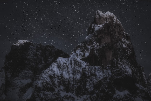 Pics de montagne pendant la nuit