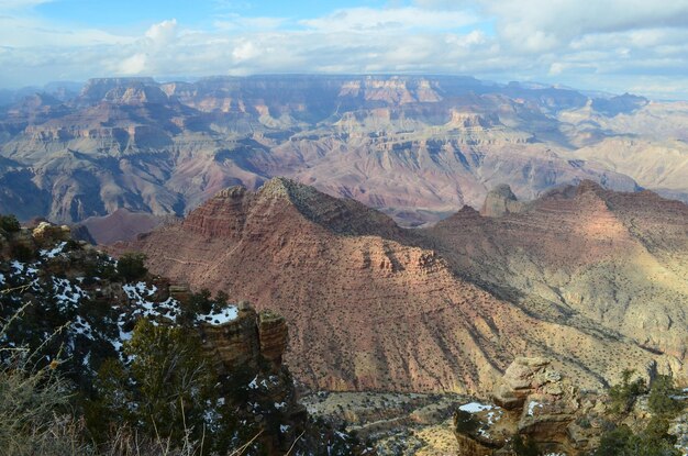 Pics et vallées colorés dans le Grand Canyon