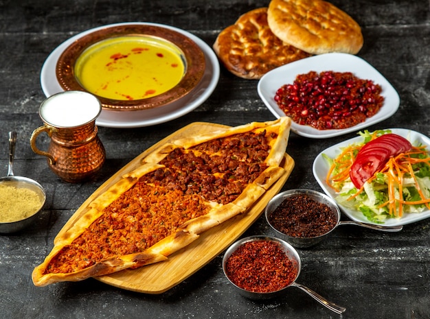 Photo gratuite pide avec épices à soupe de salade de viande vue latérale