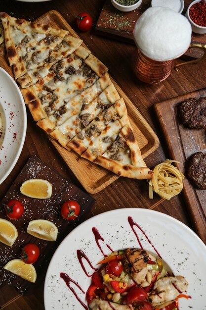 Pide garni de fromage fondu et de tranches de citron à la tomate