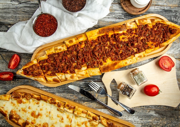 Pide avec tomate viande vue de dessus