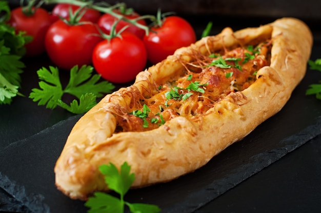 Pide Turc Cuisine Traditionnelle Avec Boeuf Et Légumes