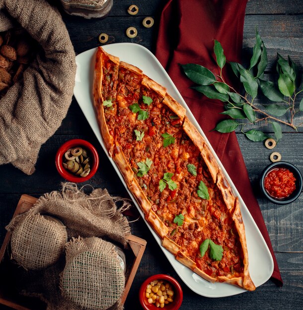 Pide de viande avec du vert sur la table