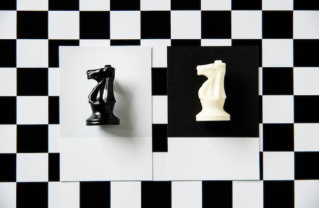 Pièce d&#39;échecs de chevalier sur un motif