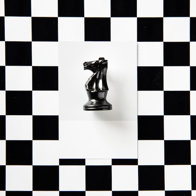 Pièce d&#39;échecs de chevalier sur un motif